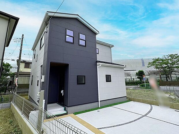 シンプルでモダンな外観が印象的です。白とダークグレーのツートンカラーで落ち着いた雰囲気が漂います。駐車スペースもしっかりと確保されています。道路に面しているのでアクセスも便利です。