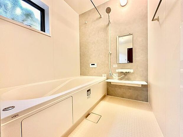 広々としたバスルームで1日の疲れをしっかりと癒やすことができます。ランドリーパイプ設置済みで雨の日のお洗濯も安心です!