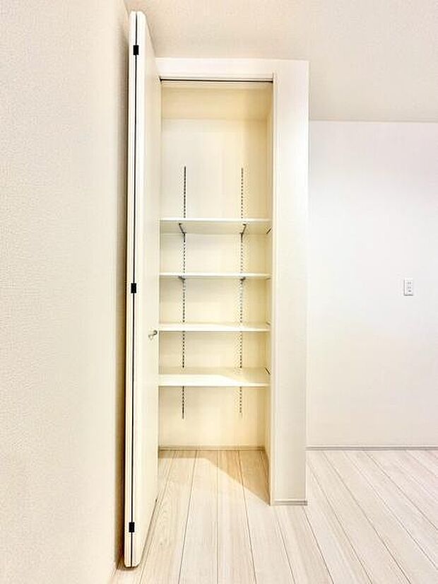 キッチン裏には食品や日常使いのアイテムの収納に便利なパントリー付き!可動棚付きで使いやすいようアレンジができ便利です。