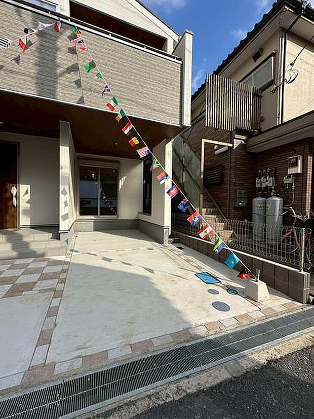 車の出し入れがしやすい直線的なレイアウトが特徴の駐車場です。玄関までの動線もスムーズで外出先からの帰宅時にも便利です!