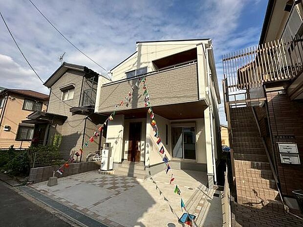 温かみのある、白とブラウンの美しい外観。柔らかな白が空間を明るく照らし、ブラウンが落ち着きと重厚感を加えます。