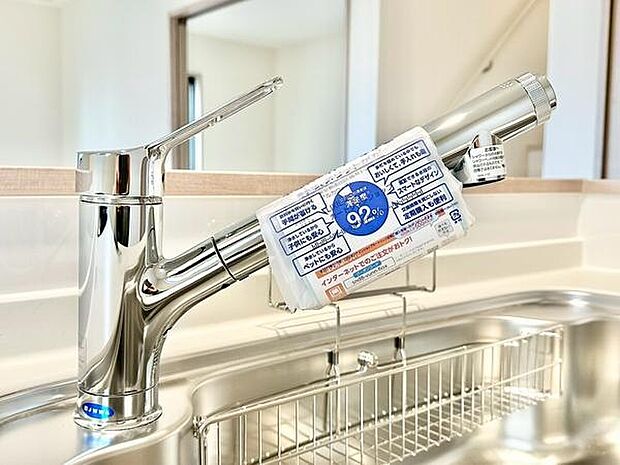 シンプルなデザインのキッチン水栓が印象的です。使い勝手の良さを感じられる設備です。清潔感のある空間が広がります。毎日の作業も快適に進みます。