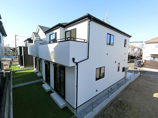 外観はシンプルで清潔感のあるホワイトのデザインです。大きめのバルコニーも備えられています。窓が多く室内の明るさも期待できます。敷地には人工芝が敷かれておりメンテナンスも簡単です。