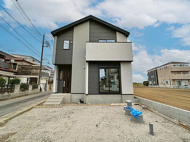 開放感のある駐車場スペースが特徴です。前面道路も広く車両の出し入れがしやすい配置です。シンプルなデザインの外観が目を引きます。周囲に遮るものが少なく明るい雰囲気です。