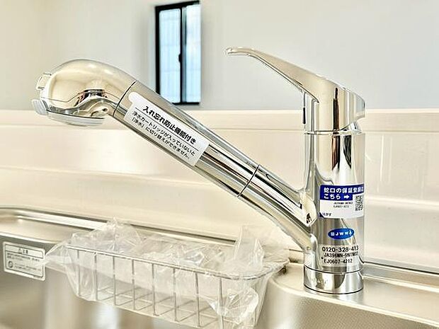 シンプルなデザインでお手入れもしやすそうです。窓からの自然光が入る明るい空間です。実用性と清潔感が感じられます。新しい設備が使えます。