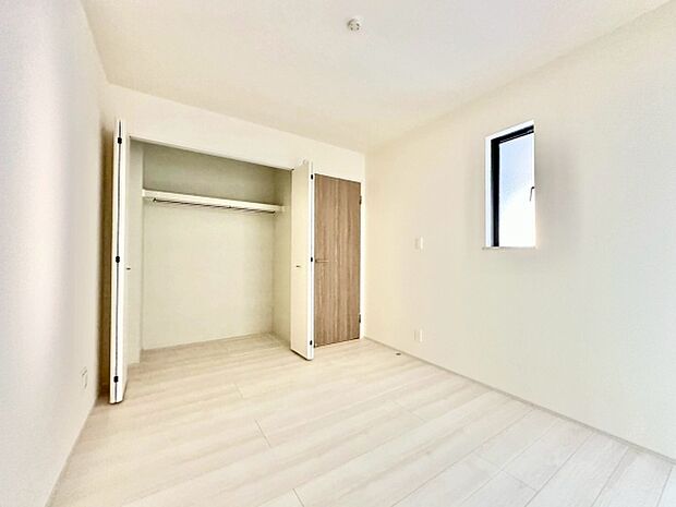 【5.2帖】明るい印象の洋室です。ホワイトを基調とした空間が広がりを感じさせます。窓から自然光がしっかりと入ります。クローゼット付きで片付けにも便利です。シンプルなデザインがお好みの方におすすめです。