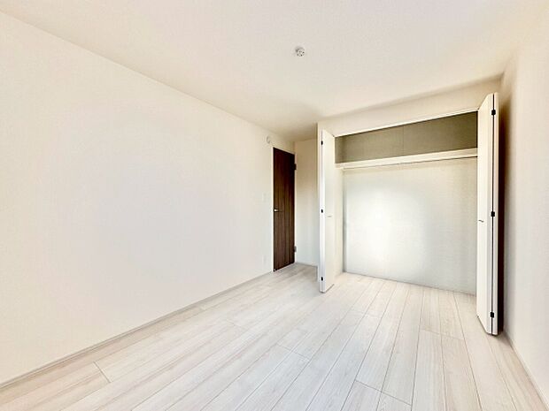 【6帖】明るい色合いの床が室内を広く見せてくれます。クローゼット扉もシンプルなデザインでお部屋の雰囲気にマッチしています。扉付きの収納が備わっていて使い勝手が良い洋室です。