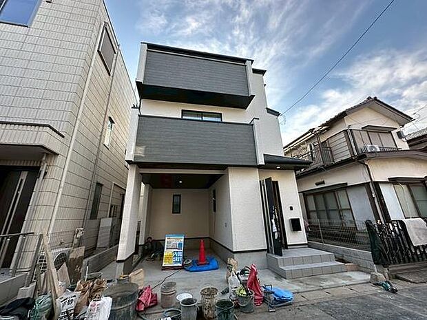 広々とした駐車スペースも確保されています。玄関までのアプローチが使いやすいデザインです。