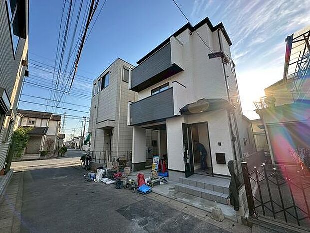 日当たりを感じる現地写真です。広い前面道路が印象的で車の出入りもスムーズに行えます。新築の外観が目を引く建物です。清潔感のあるデザインですっきりとした印象を受けます。。