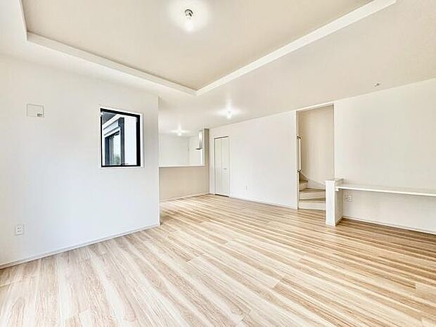 広々とした空間が魅力のリビングです。明るいフローリングが開放感を演出しています。天井のデザインがシンプルながらもおしゃれな印象です。窓からの採光もしっかり確保されています。