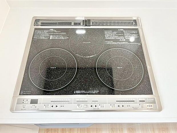 IHクッキングヒーターが備え付けられておりお手入れも簡単なフラットデザインです。操作パネルも見やすく配置されています。調理スペースをすっきり使える点が特長です。