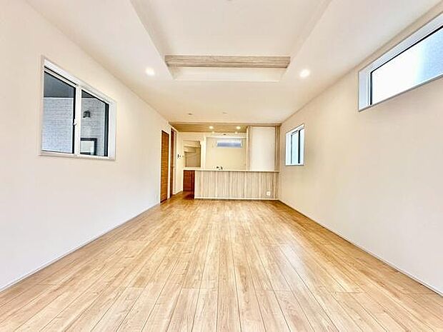 リビングは広々とした空間設計でゆったりと過ごせます。大きな窓から光が差し込み開放感があります。フローリングが明るい印象を演出しています。天井のアクセントもおしゃれなポイントです。