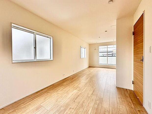 明るい光が差し込む寝室です。広めのスペースでインテリアのアレンジがしやすいレイアウトになっています。ナチュラルな木目調の床が落ち着いた雰囲気を演出しています。2方向に窓がありしっかりと換気も可能です。