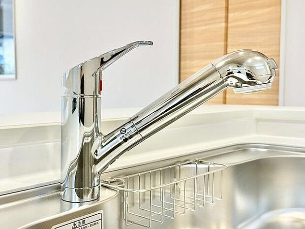 シンプルなデザインの水栓がキッチンをすっきりと演出します。メタリックな輝きが目を引くポイントです。シンク周辺が整理しやすい仕様となっています。使いやすさと見た目のバランスを求める方におすすめです。