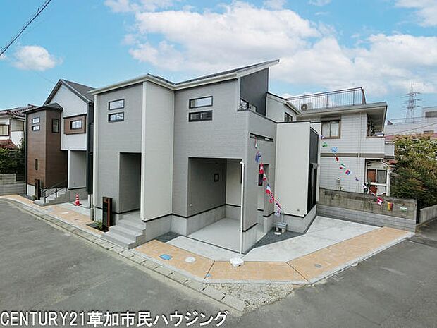 駐車2台が可能なゆとりあるスペースを確保。来客時やご家族の複数台所有にも安心で、日々の外出もスムーズです。荷物の積み下ろしもしやすく、暮らしやすさがぐっと高まり便利です。