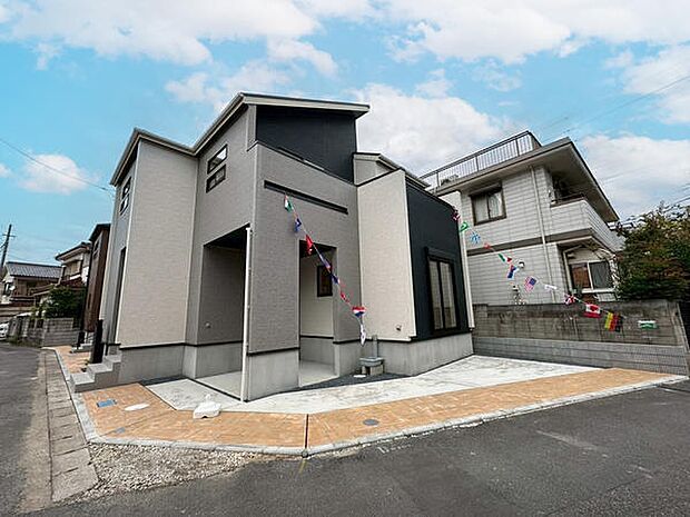 小学校まで徒歩5分の安心の通学距離。忙しい朝もゆとりが生まれ、お子さまの負担も少なく、送り迎えもスムーズです。周辺環境も落ち着いており、子育て世帯にうれしい住環境が整っています。