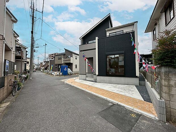 4LDKの可変型プランで、ライフスタイルに合わせて柔軟に間取り変更が可能です。将来の家族構成の変化にも対応でき、個室を増やしたり広いワンルームとして使うなど使い方は自在。長く快適に暮らせる住まいです。