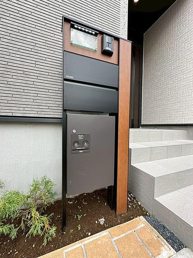 スタイリッシュな門柱が玄関周りに洗練された雰囲気を演出します。宅配ボックス付きで便利に荷物の受け取りが可能です。郵便受けやインターホンも一体化されており機能性も兼ね備えています。
