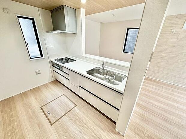 白を基調とした明るいキッチンです。作業スペースが広めに設計されています。二面採光で空間がすっきりとしています。収納も充実している点が魅力です。清掃しやすい仕様です。