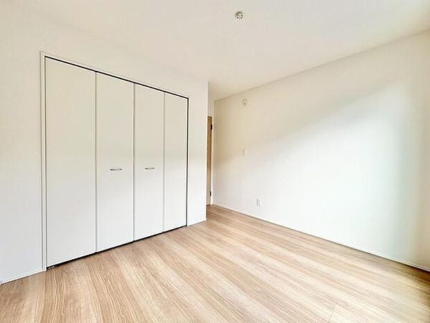 【約5帖】明るさを感じるフローリングとシンプルな白い壁が印象的なお部屋です。大きめのクローゼットが備わっており収納にも便利です。ナチュラルな雰囲気が特徴的な子供部屋です。室内はすっきりとした印象です。