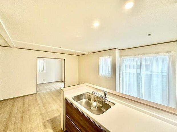 【18.37帖】明るい光が差し込むリビングで気持ち良くお過ごしいただけます。広々とした空間が毎日の生活を快適にサポートします。窓が多く開放感のある雰囲気が印象的です。