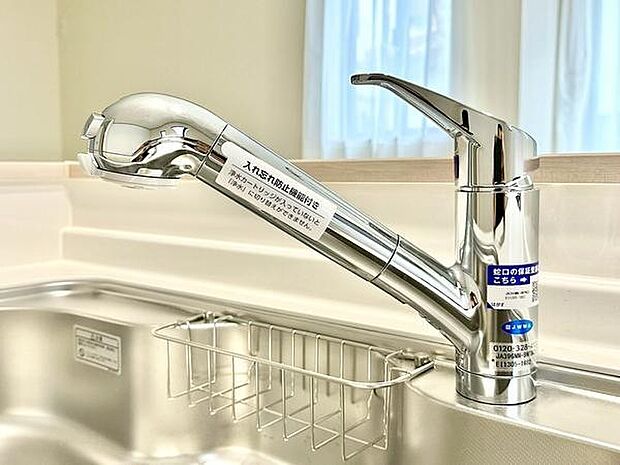シンプルで使いやすいデザインの水栓が設置されています。キッチンまわりをすっきりと見せてくれます。蛇口のメタリックな輝きが清潔感を演出します。窓からの自然光がやわらかく差し込み明るい雰囲気です。