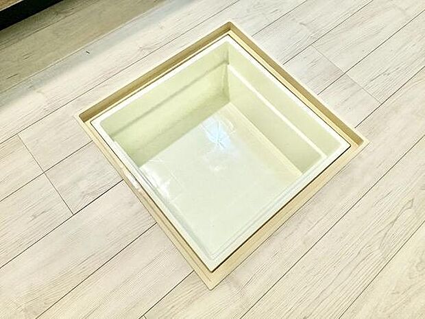 キッチンに床下収納が備わっておりスペースを有効活用できます。見た目もすっきりとしていてお手入れも簡単です。実用性に優れた造りが印象的です。収納力を高めたい方におすすめです。使いやすい設計が魅力です。