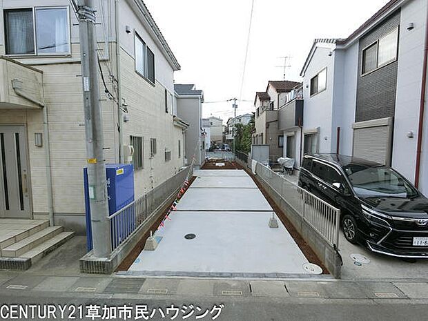 広々とした駐車スペースが確保されています。前面道路から直接出入りしやすい配置です。複数台の駐車にも対応できる設計です。住宅街の中に位置し落ち着いた環境です。