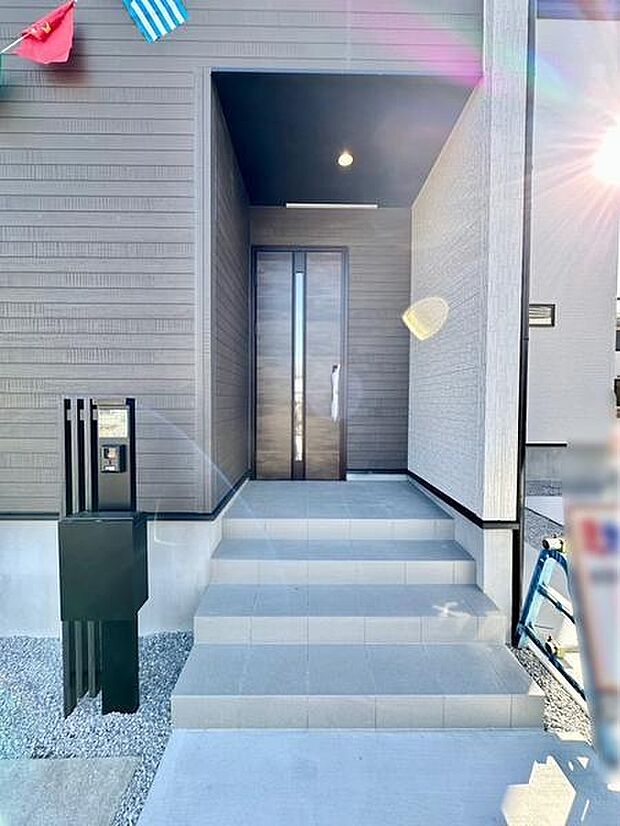 屋根付きの玄関で雨の日のお出かけやお荷物の多い日の出入りもスムーズに！玄関ドアを雨風から守ります。