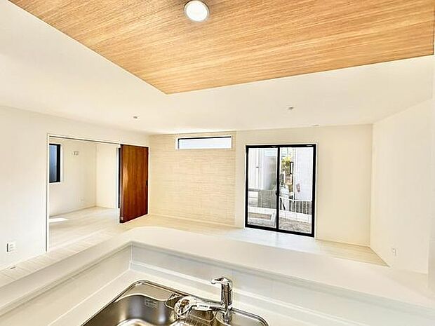 【16帖】白基調のリビングは清潔感と明るさが魅力。キッチンからも視界が良好でさまざまなレイアウトに対応可能です。