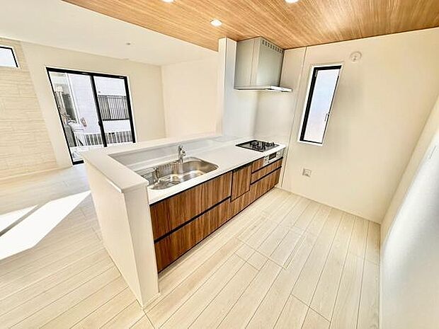 キッチンはリビングと一体感のあるオープンな設計です。家族との会話を楽しみながら調理が可能で、小窓付きでお料理中の換気も簡単に！