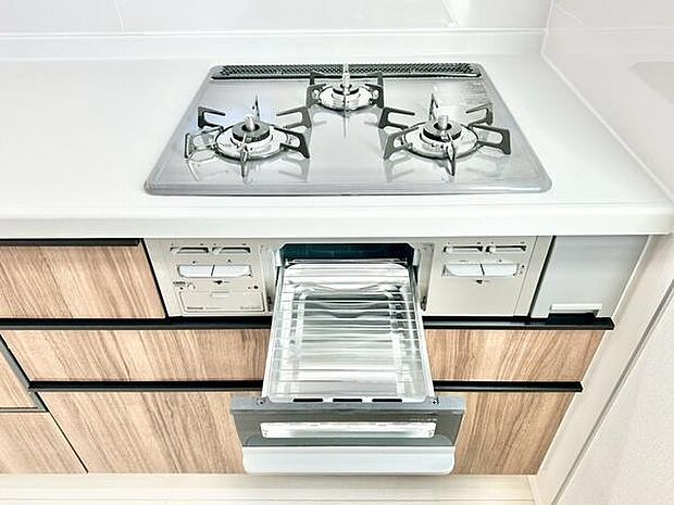 魚焼きグリルも付属しており調理の幅が広がります。使いやすい引き出し式収納も便利なポイントです。