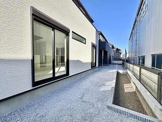 ゆったりとしたシンプルなお庭付き。バーベキューやお子様の遊び場など、ご家族の時間を楽しめる空間です。