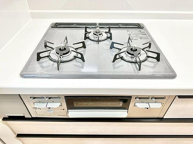 3口コンロで毎日の料理がより効率的に！大きめの鍋やフライパンも使いやすく調理効率が上がります。