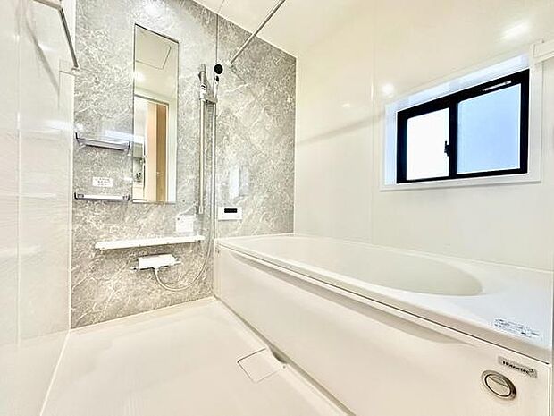 清潔で明るい印象の浴室。ランドリーパイプ設置済みなので、雨の日や花粉の多い日のお洗濯も安心です！