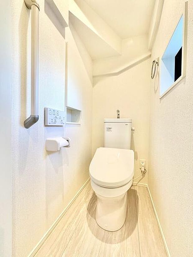 小さな窓から光が差し込むたびに、心までふわっと軽くなる。白を基調にした、やさしさに満ちたトイレ空間。