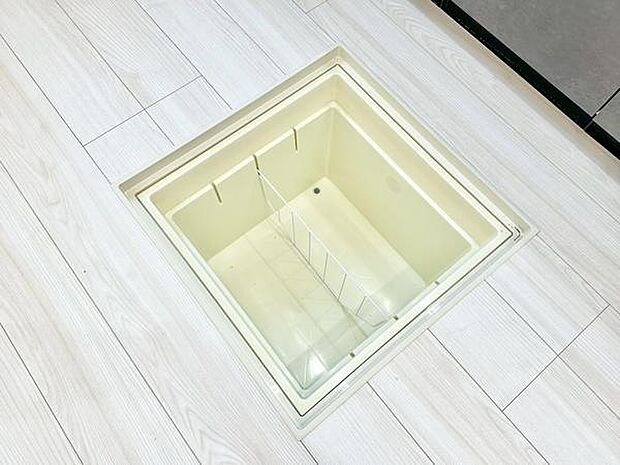 床下収納を備えており、調味料や保存食のストックにも便利。必要なものをすっきりしまえて、作業スペースを広く保てるのも嬉しいポイントです。