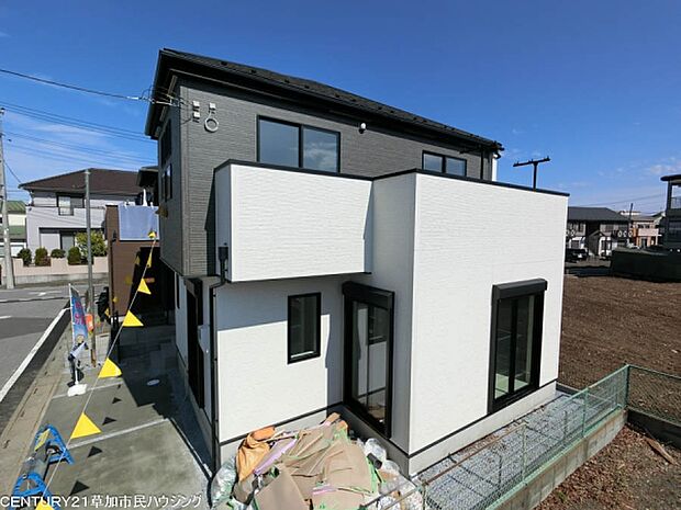 小学校が徒歩圏内で子育て世帯に嬉しい住環境です。コンビニ・スーパー・ドラッグストアも徒歩5分圏内に揃い毎日の生活をサポートします!