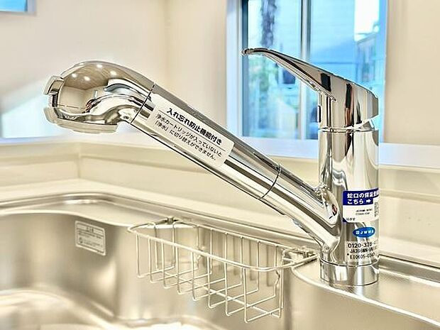浄水器付き水栓でいつでもきれいな水が使え、料理や飲み水も安心。快適で衛生的なキッチンライフをサポートします。