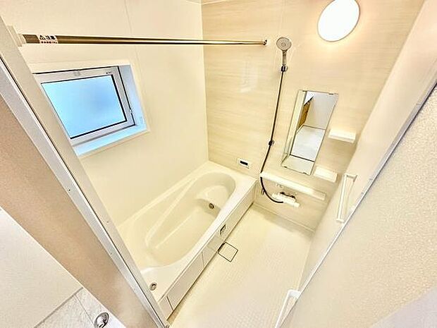 浴室換気乾燥暖房機付きで、雨の日の洗濯物も安心。入浴時も快適で、季節を問わず快適に過ごせるバスルームです。