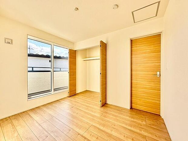 (洋室5.25帖)バルコニーに面した寝室で、自然光がたっぷり入り明るく開放的。朝の目覚めも快適で、心地よい時間を過ごせる空間です。