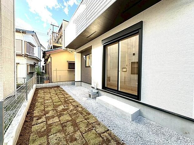 お庭付きでガーデニングやお子さまの遊び場としても活用可能。家族の時間を楽しめる、ゆったりとした暮らしの空間です。