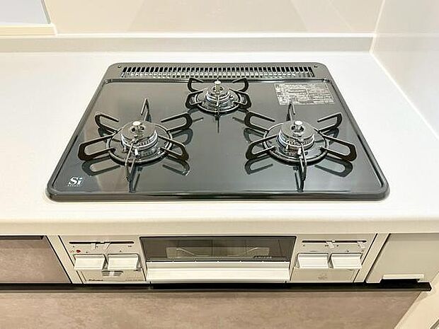 3口コンロで毎日の料理がより効率的に！大きめの鍋やフライパンも使いやすく調理効率が上がります。