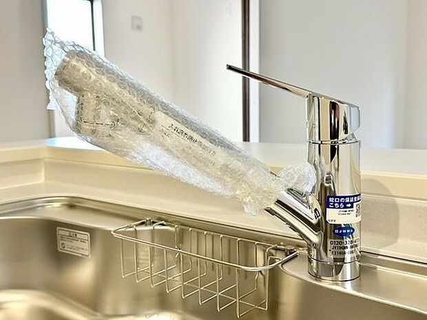 手元の操作がしやすく使い勝手が考えられた設計です。ステンレス素材が清潔感を演出し、キッチン空間に調和する仕様です！