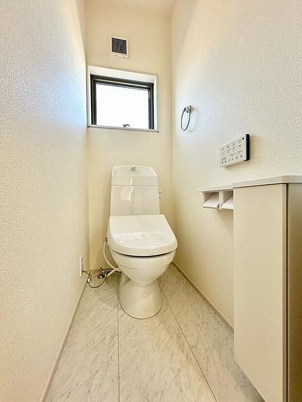 清潔感あふれるトイレ空間で日々の使いやすさを実感できます。最新の設備が快適さをサポート。シンプルな美しさが魅力です。