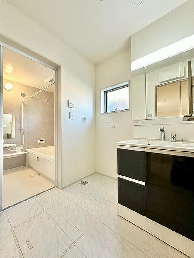 明るい色調で仕上げられた洗面所は日々の身支度にも快適な印象です。タオルや日用品をスッキリ収納できる空間で、洗面空間を毎日美しく快適に！