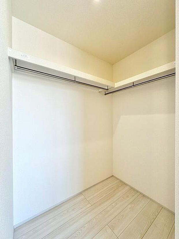 寝室に設けられた多趣味のご家族にも嬉しいクローゼット！季節物や大きい荷物の収納にも便利です。