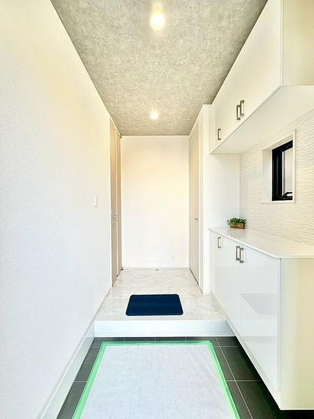 玄関は明るく開放感があります。収納スペースが充実しているので整理しやすいです。ホワイトを基調としたデザインで清潔感が感じられます。照明がしっかりしているため夜でも安心です。