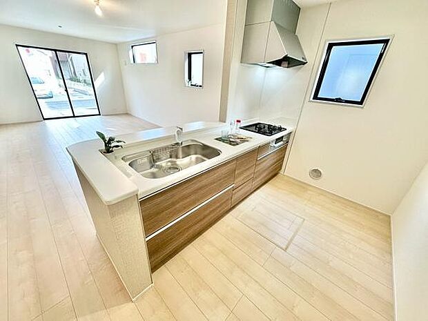 広々としたキッチンが特徴です。明るい室内で料理がしやすい空間になっています。木目調のデザインが温かみを感じさせます。シンプルなレイアウトで使い勝手に優れています。