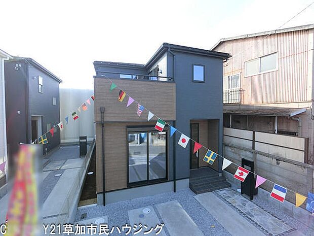 モダンな外観が目を引く住宅です。前面の窓が明るさを取り入れやすい設計になっています。駐車スペースも確保されています。落ち着いた色合いの外壁が特徴です。周囲との調和も感じられる佇まいです。